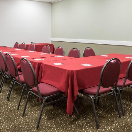 Econo Lodge Inn & Suites Medicine Hat Bagian luar foto