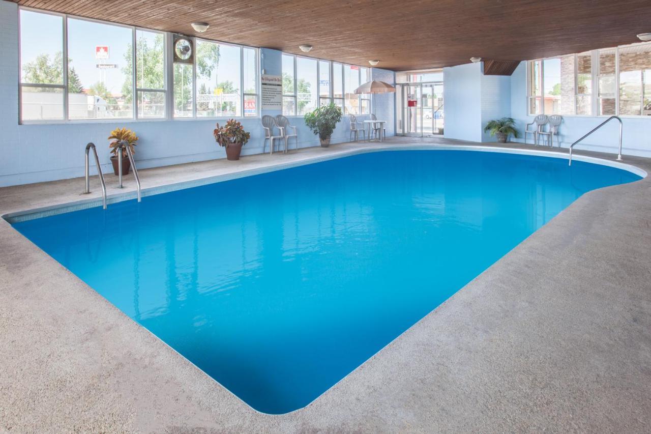 Econo Lodge Inn & Suites Medicine Hat Bagian luar foto