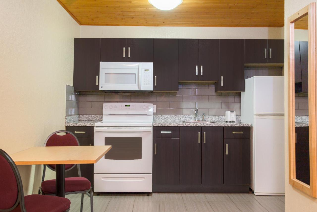 Econo Lodge Inn & Suites Medicine Hat Bagian luar foto