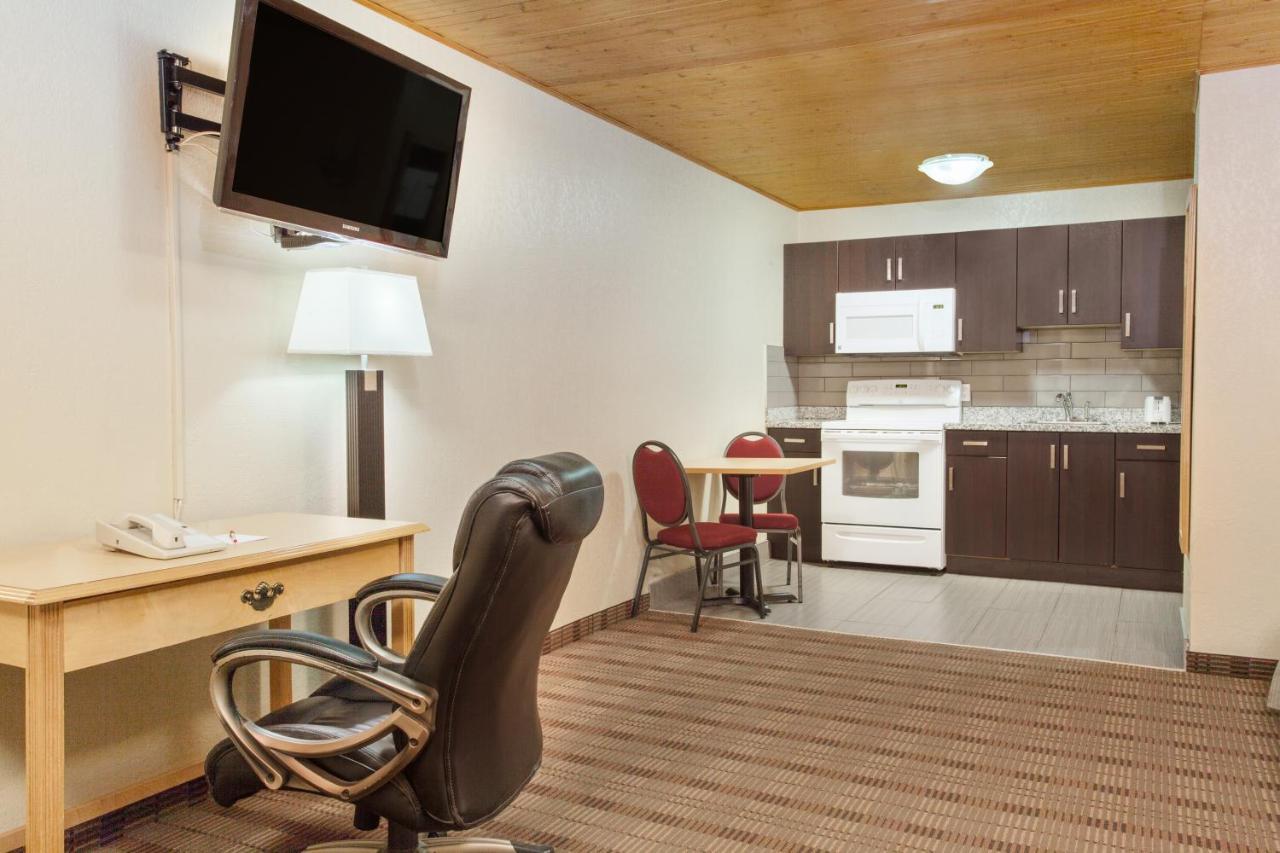 Econo Lodge Inn & Suites Medicine Hat Bagian luar foto