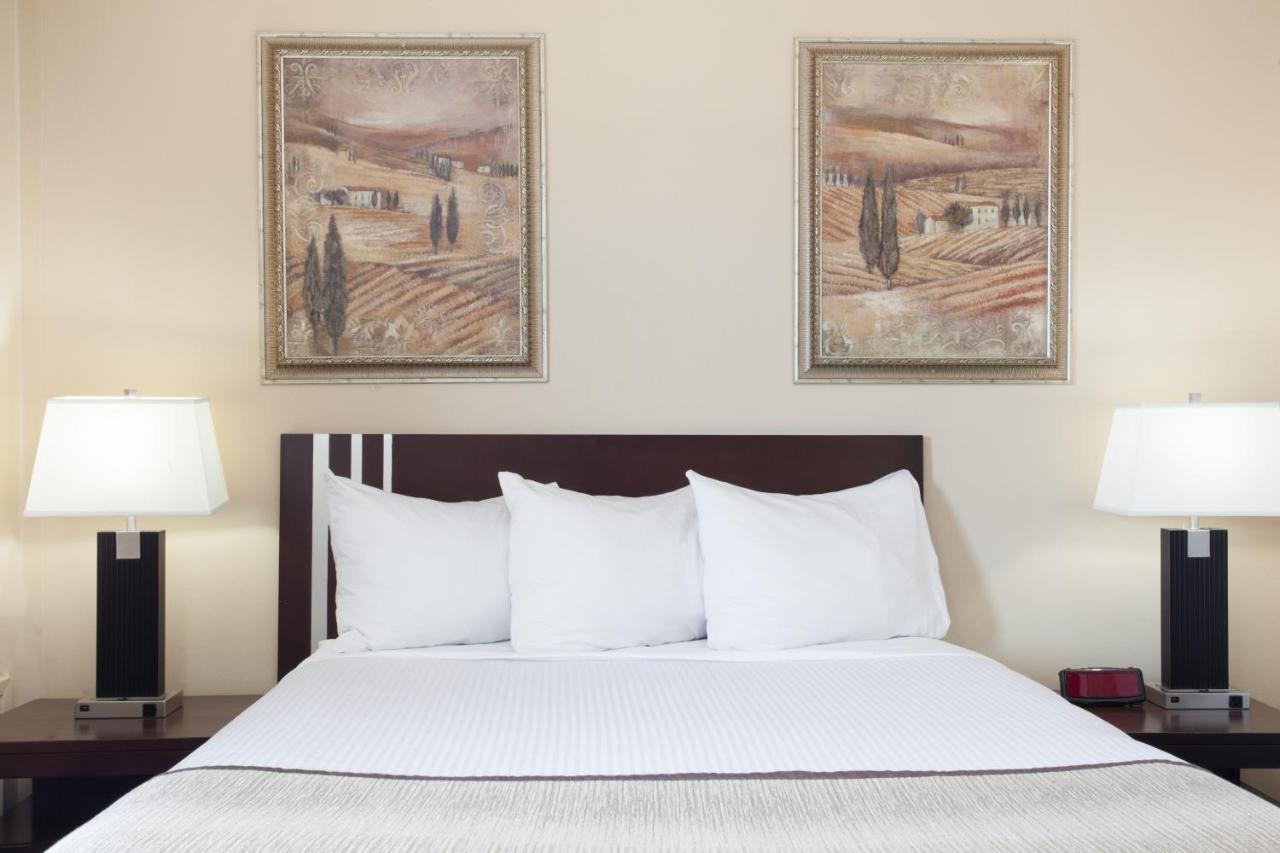 Econo Lodge Inn & Suites Medicine Hat Bagian luar foto