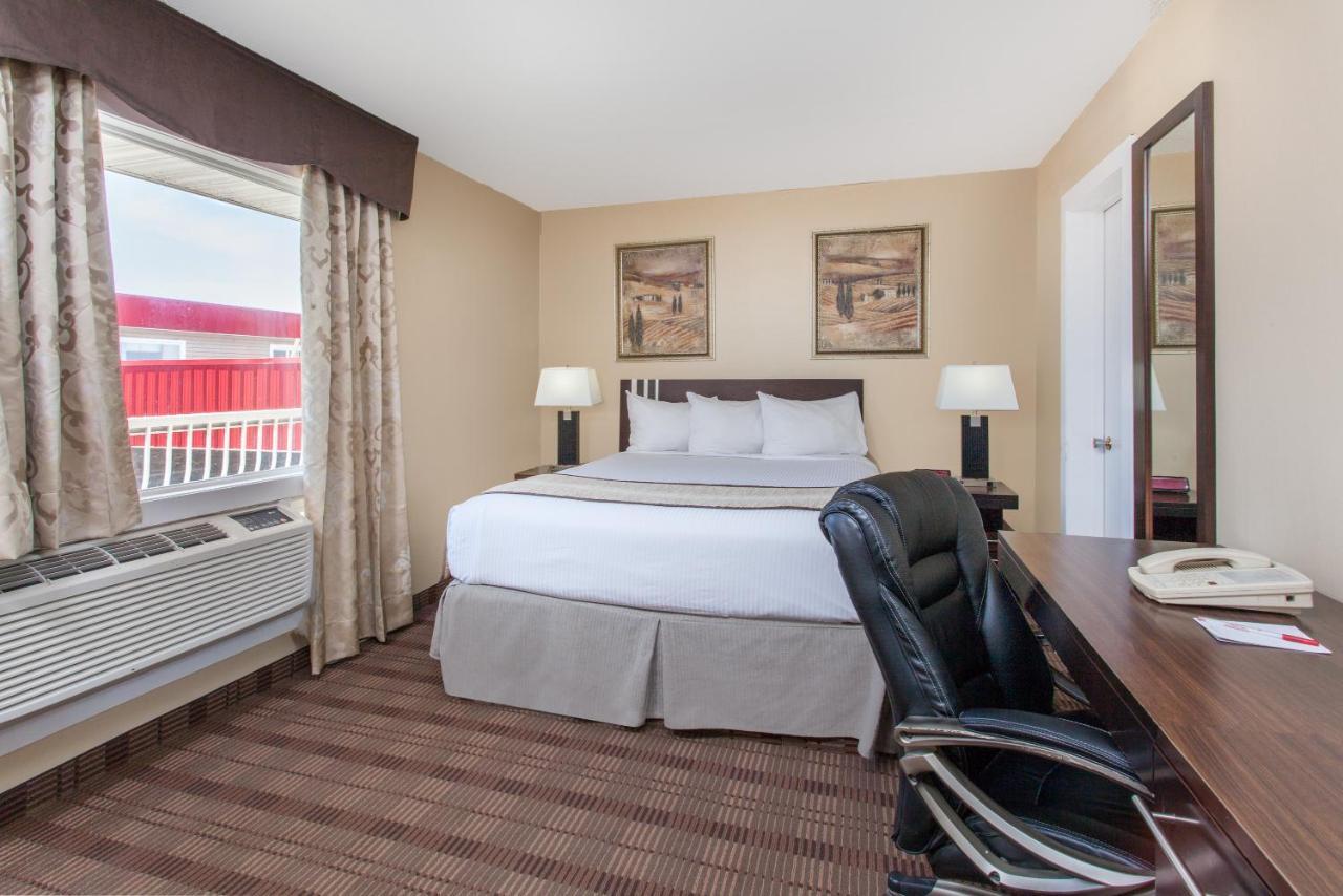 Econo Lodge Inn & Suites Medicine Hat Bagian luar foto