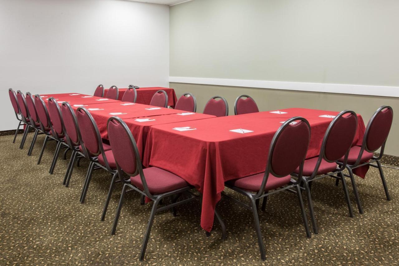 Econo Lodge Inn & Suites Medicine Hat Bagian luar foto