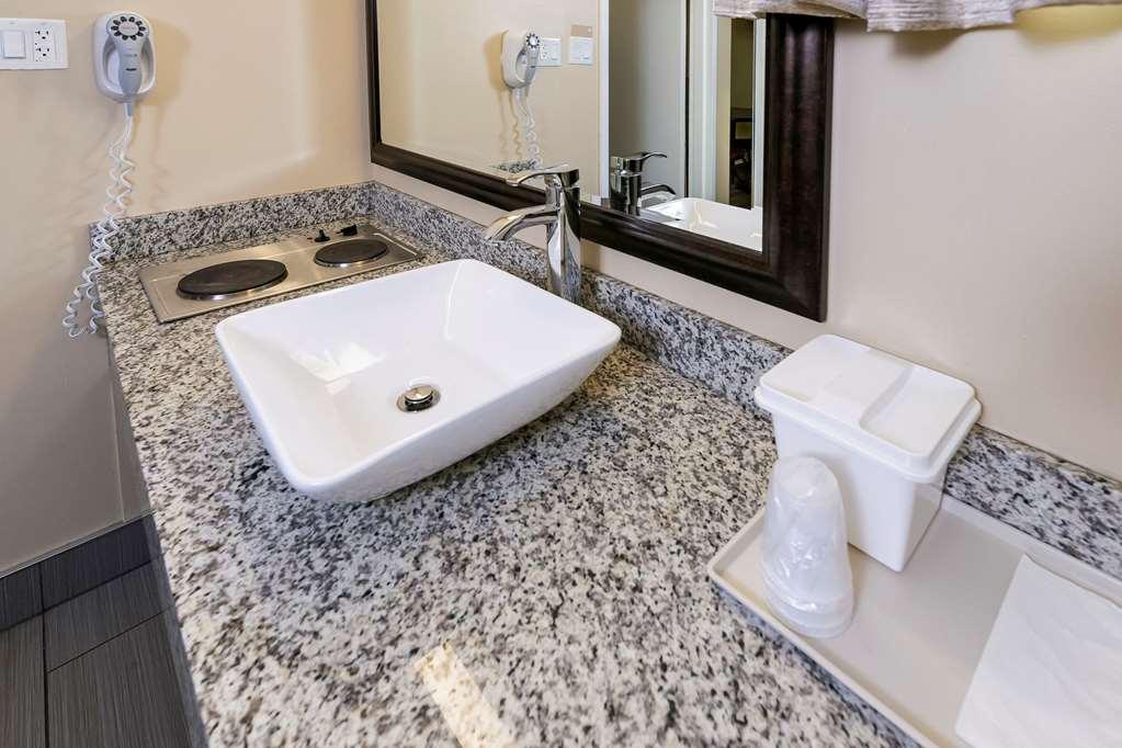 Econo Lodge Inn & Suites Medicine Hat Bagian luar foto